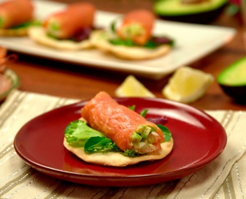 Tosta de salmón ahumado, langostinos y aguacate