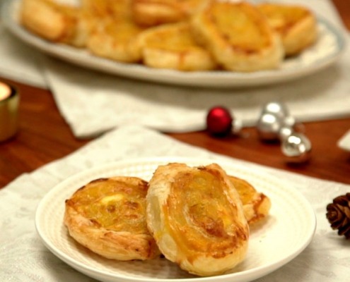 Canapés de queso de cabra, cebolla y pera caramelizadas