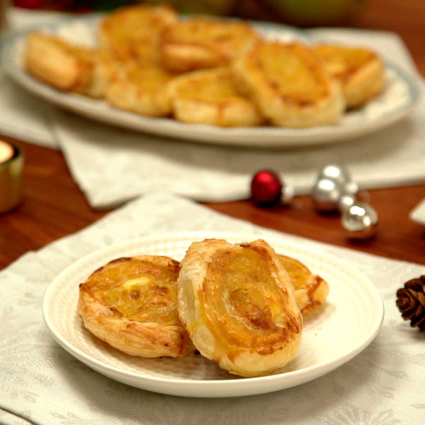 Canapés de queso de cabra, cebolla y pera caramelizadas