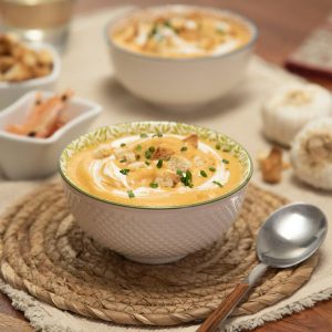 Crema de gambas al ajillo servida en cuenco, con aceite aromático y toque de perejil fresco