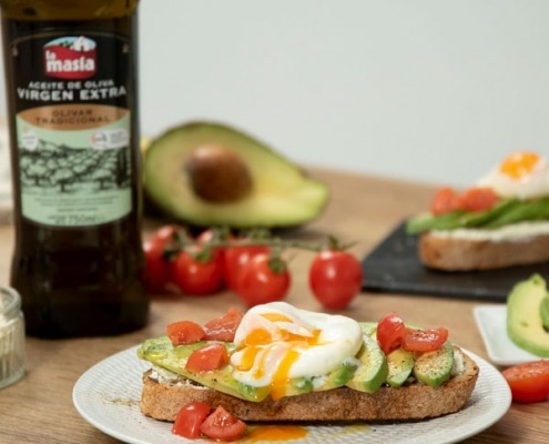 Tostada con aguacate y huevo escalfado