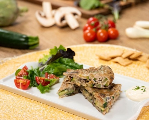 Tortilla de calabacín, alcachofas y champiñones