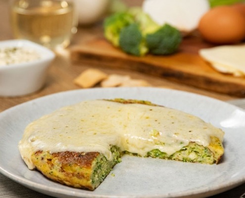 Tortilla de brócoli rellena de queso