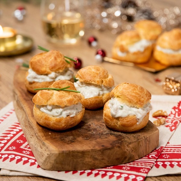 Profiteroles rellenos de queso y pera. Recetas económicas de Navidad