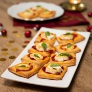 Canapés de queso de cabra y pimientos caramelizados