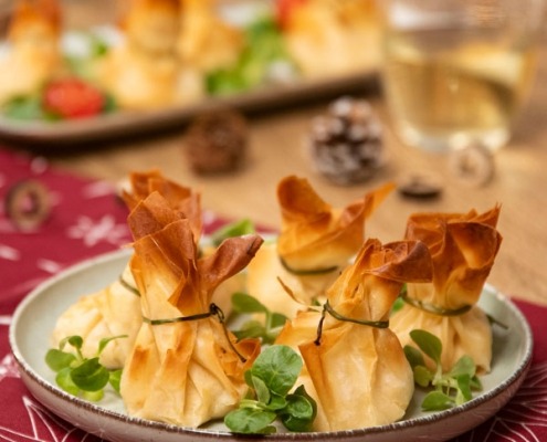 Saquitos de pasta filo rellenos de bechamel de langostinos