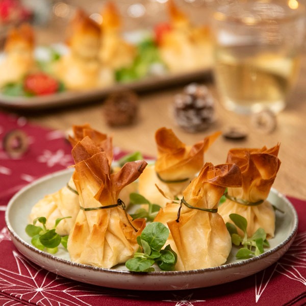 Saquitos de pasta filo rellenos de bechamel de langostinos