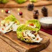 Tacos de lechuga con pollo, verduras y salsa de queso feta