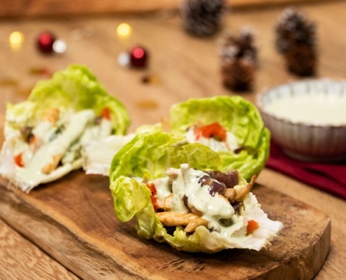 Tacos de lechuga con pollo, verduras y salsa de queso feta