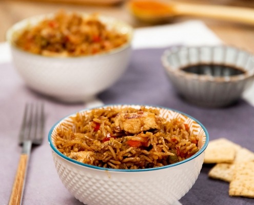 Arroz frito con verduras y pollo