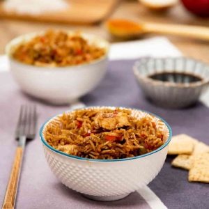 Arroz frito con verduras, pollo y salsa