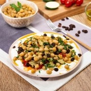 Ensalada de garbanzos con verduras salteadas