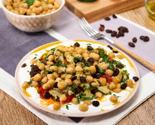 Ensalada de garbanzos con verduras salteadas