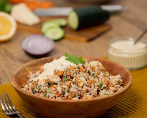 Ensalada de arroz y lentejas con salsa de yogur