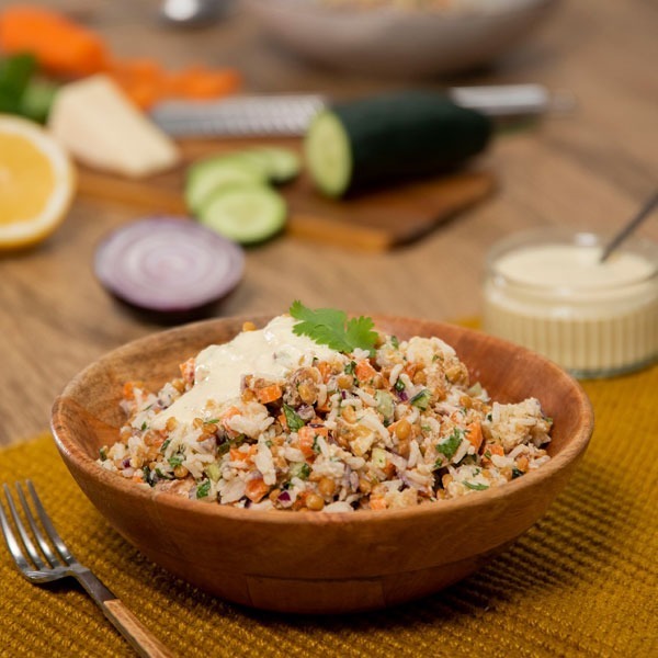 Ensalada de arroz y lentejas con salsa de yogur