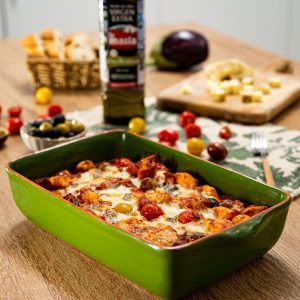 Pollo con salsa de tomate y queso gratinado, servido en plato caliente con presentación casera