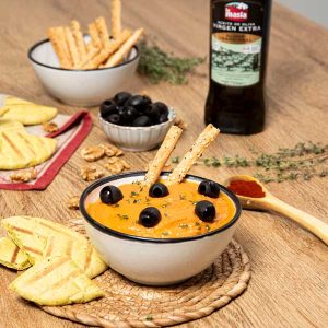 Hummus de pimientos asados servido con pan de pita y un chorrito de aceite de oliva