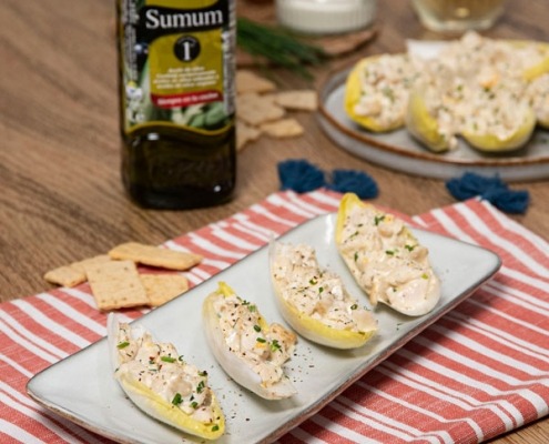 Endivias rellenas de ensalada de pollo