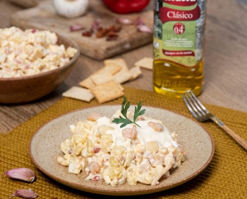 Ensaladilla de gambas al ajillo