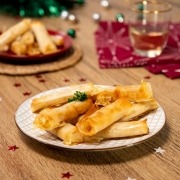 Palitos de pasta filo rellenos de brie, foie y cebolla caramelizada