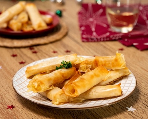 Palitos de pasta filo rellenos de brie, foie y cebolla caramelizada