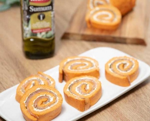 Rollo de tomate con salmón, queso y pesto