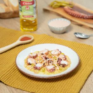 Pulpo crujiente acompañado de patatas y salsa de pimentón.