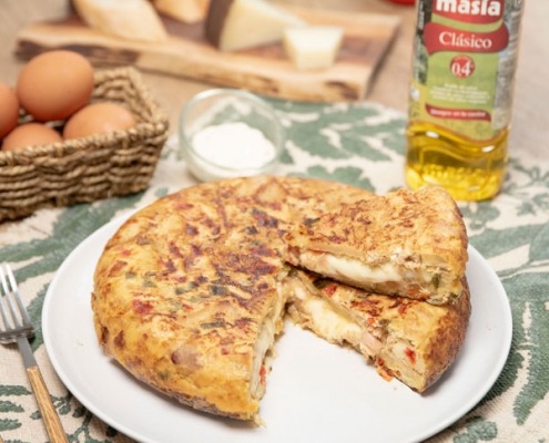 Tortilla de patatas rellena de atún y queso