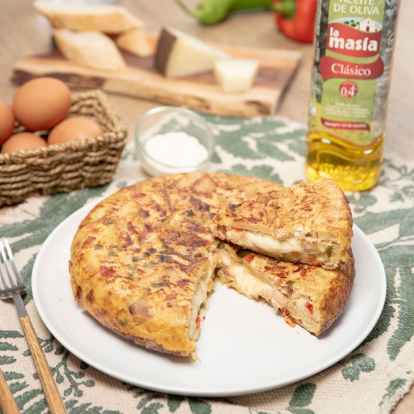 Tortilla de patatas rellena de atún y queso