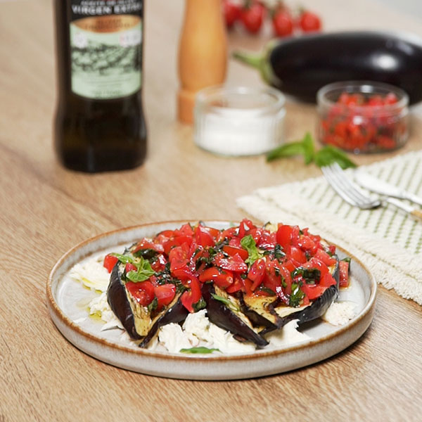 Ensalada de berenjena con tomate y mozzarella