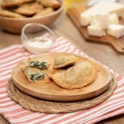 Empanadillas de espinacas a los 4 quesos. Una receta de entrante casero fácil y con ingredientes frescos