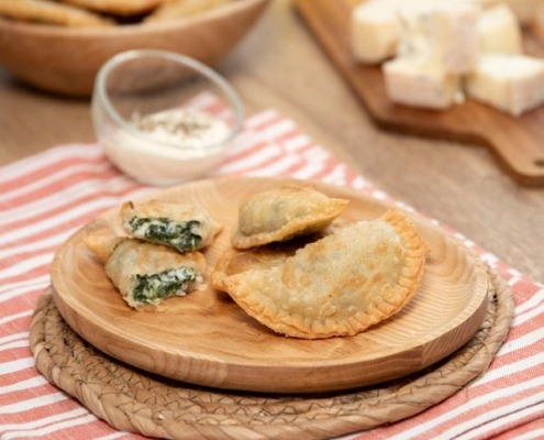 Empanadillas de espinacas a los 4 quesos. Una receta de entrante casero fácil y con ingredientes frescos