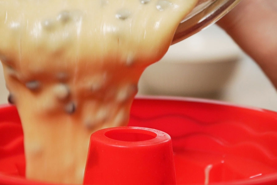 Receta de Bizcocho casero de yogur con pepitas de chocolate. Pasamos la masa del bizcocho a un molde y horneamos 40 minutos a 180 grados