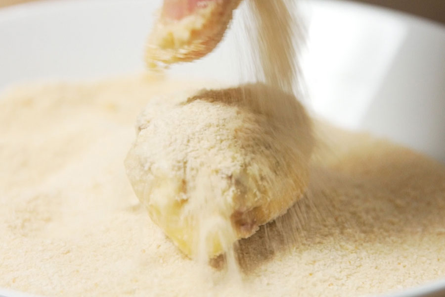 Receta casera de Croquetas de bacon y queso. Damos forma a las croquetas y las rebozamos con harina, huevo batido y pan rallado