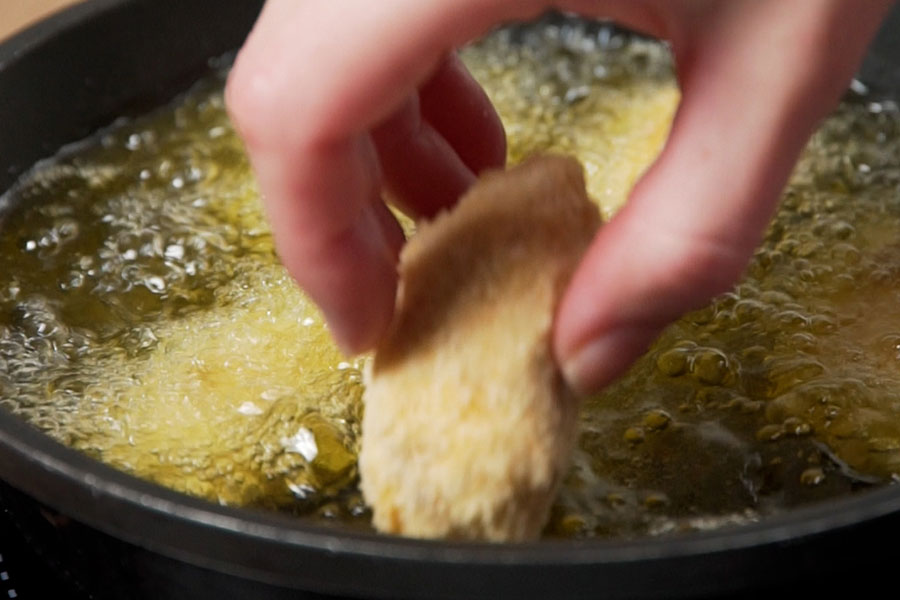 Receta casera de Croquetas de bacon y queso. Freímos las croquetas en abundante aceite de oliva Clásico La Masía