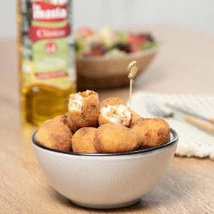 Croquetas de bacon y queso crujientes.