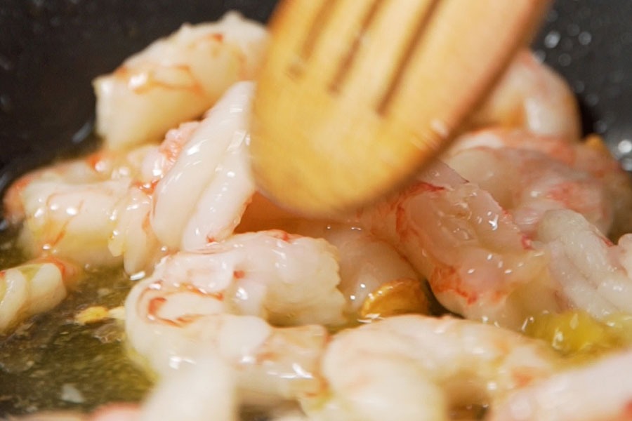 Receta casera de Gambas al ajillo y habanero. Cocinamos 500 gramos de gambas frescas en una sartén con aceite Excelentum La Masía