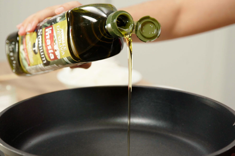 Receta casera de Mini empanadas de bacalao. En una sartén con aceite Sumum La Masía, pochamos 1 cebolla cortada en juliana con sal y hierbas provenzales.