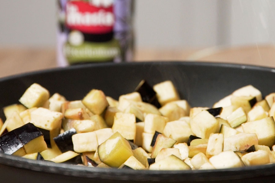 Receta casera. Ensalada griega de berenjena. Cocinamos 1 berenjena fresca con AOVE Excelentum La Masía y sal hasta que esté tierna y la reservamos