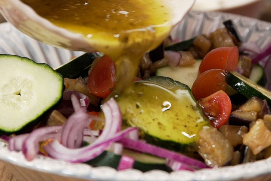 Receta casera. Ensalada griega de berenjena. Montamos la ensalada mezclando tomate cherry, pepino, cebolla morada, berenjena, aceitunas negras, queso feta y la vinagreta