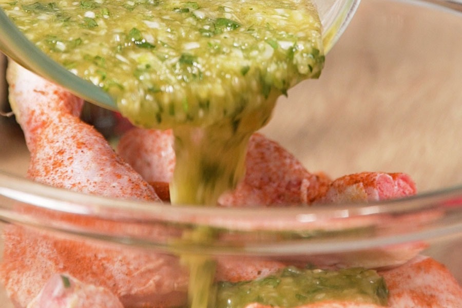 Receta casera de Muslos de pollo estilo Jalapeño. Saborizamos el pollo añadiendo sazonador Cajún Doctor Salsas y la salsa de jalapeño. Dejamos macerar 2 horas