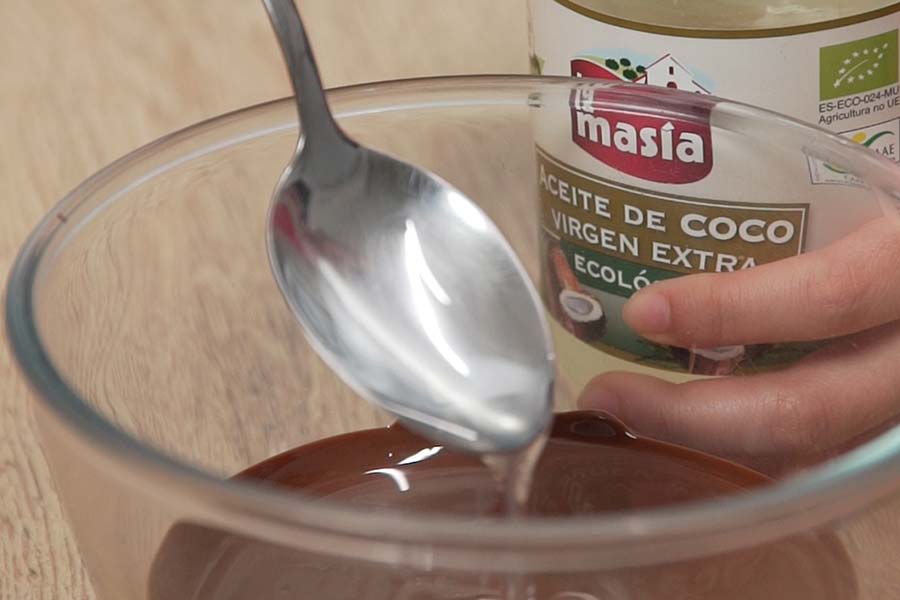 Receta casera de Bombón helado de frutos rojos. Mojamos los bombones en chocolate fundido con aceite de coco La Masía. Reservamos en el congelador 10 minutos