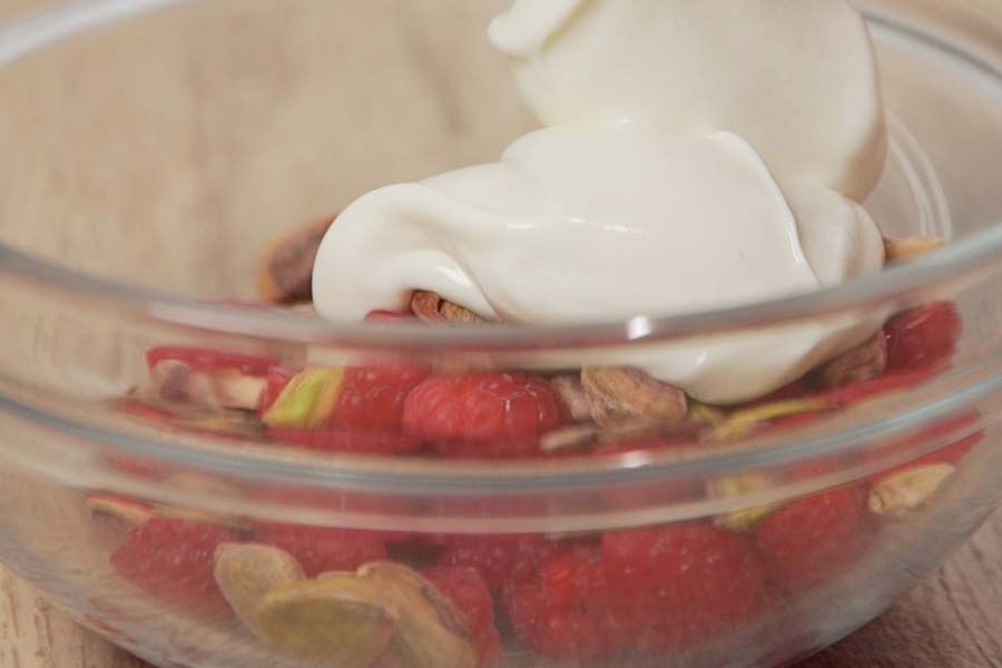 Receta casera de Bombón helado de frutos rojos. Mezclamos frutos rojos con frutos secos y yogur griego