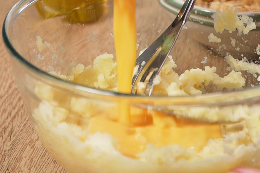 Receta casera de Buñuelos de bacalao sin gluten. Preparamos la masa mezclando el bacalao sofrito, patata cocida, ajo picado, huevo y perejil. Reservamos en frío.