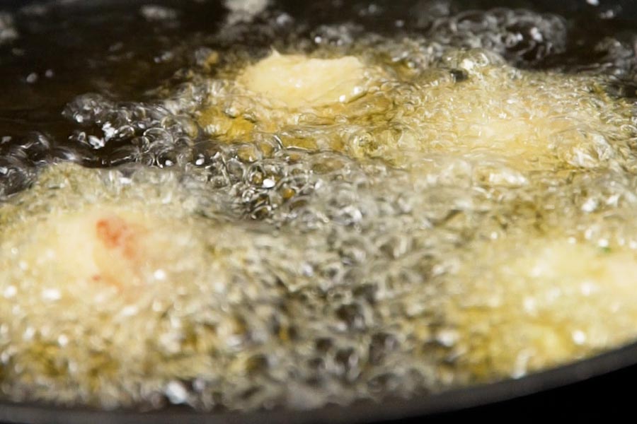 Receta casera de Buñuelos de bacalao sin gluten. Damos forma a los buñuelos y los freímos en aceite de oliva Clásico La Masía