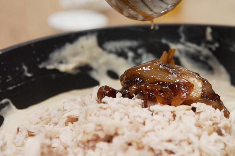 Receta casera de Croquetas de pollo y cebolla caramelizada. Añadimos a la bechamel casera pollo asado picado y cebolla caramelizada