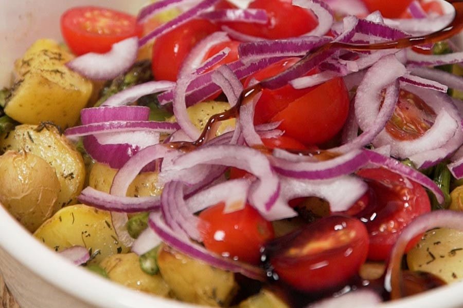 Receta casera de Ensalada de patata con salmón a la mostaza. Agregamos a la ensalada vinagre balsámico, sal, pimienta y aceite de oliva virgen extra Excelentum La Masía