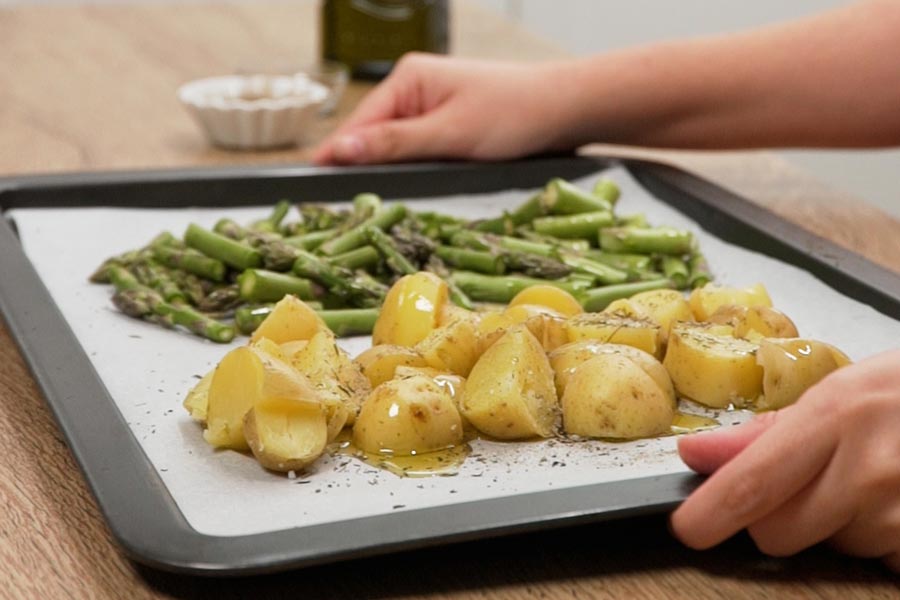 Receta casera de Ensalada de patata con salmón a la mostaza. Horneamos las patatas y judías verdes con aceite de oliva virgen extra Excelentum La Masía