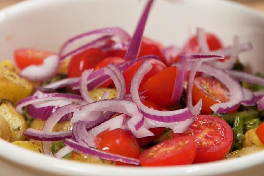 Receta casera de Ensalada de patata con salmón a la mostaza. Mezclamos las verduras asadas con tomate cherry y cebolla morada