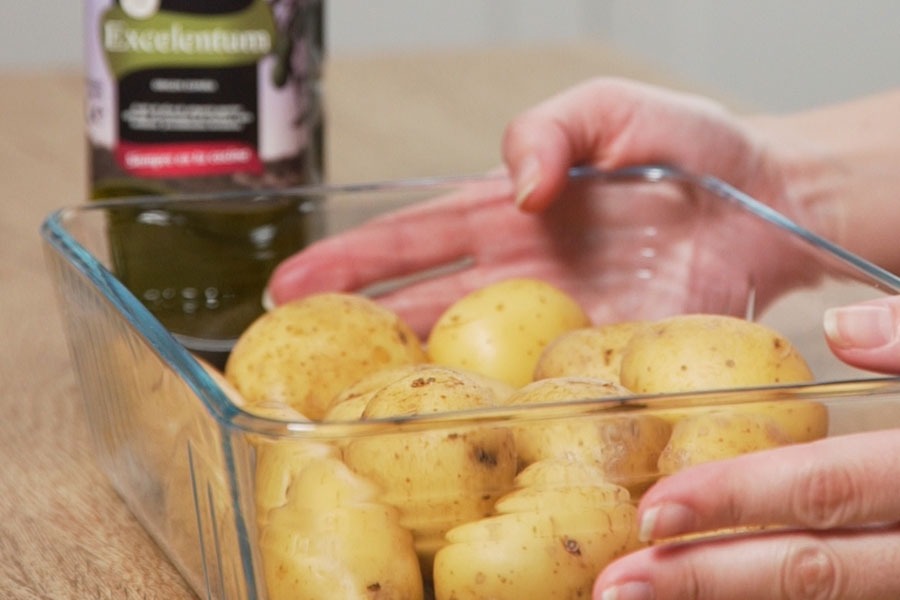 Receta casera de Ensaladilla rusa con piquillos confitados. Horneamos 800 g de patatas a 180 grados durante una hora. 